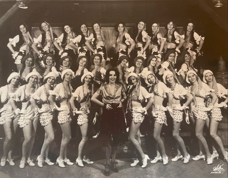 Ethel merman with the chorus of girl crazy