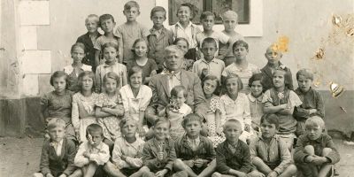 Black and white photo of a school class