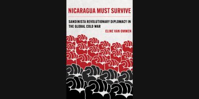 The book cover of Nicaragua Must Survive by Eline van Ommen