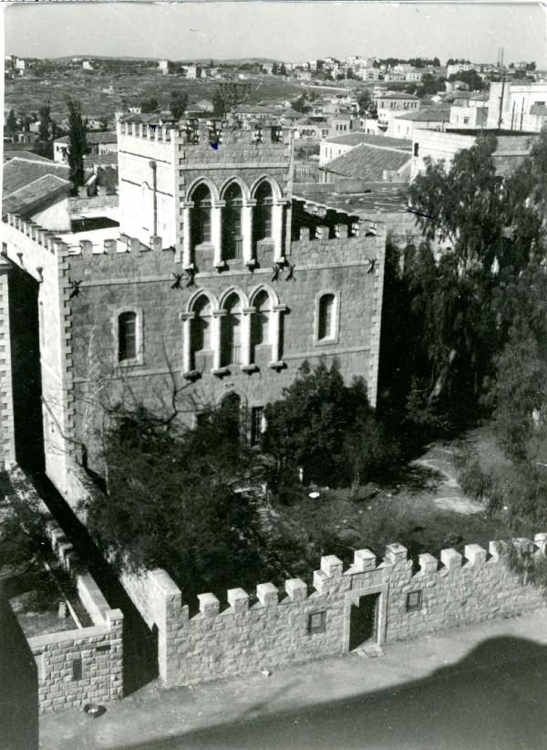 Black and white photo of Bezalel Museum building