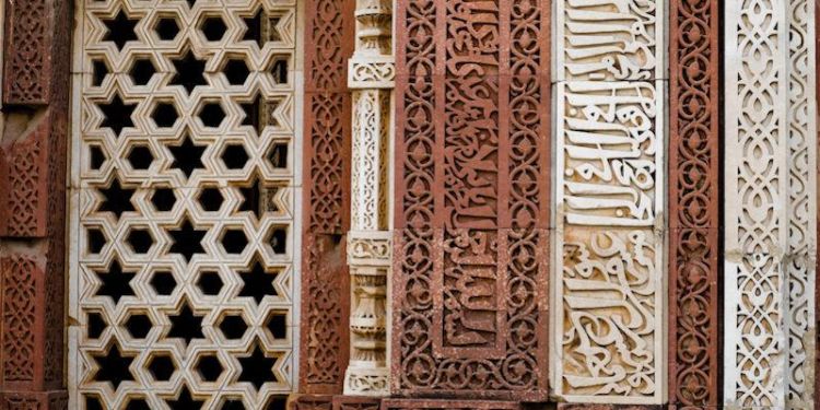 Floral motifs and Arabic calligraphy on jali and walls at Alai Darwaza, near Qutb Minar, New Delhi. Photo by Michael Hoy. Source: Wikimedia Commons.