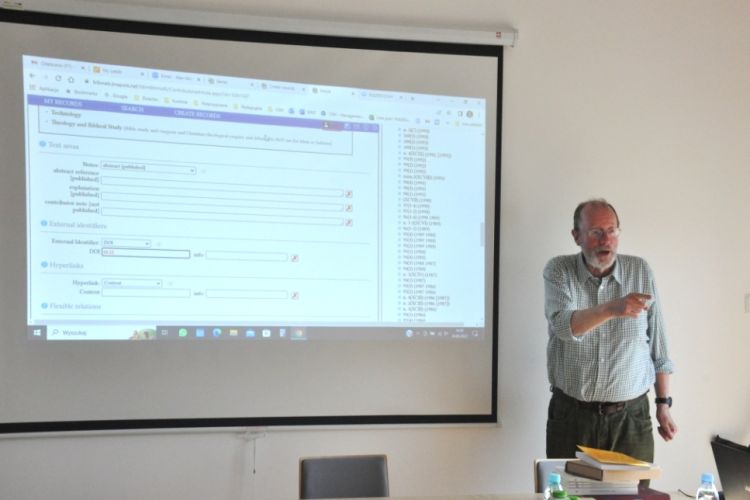 Dr Alan Murray training the Polish bibliography team in use of the IMB database.