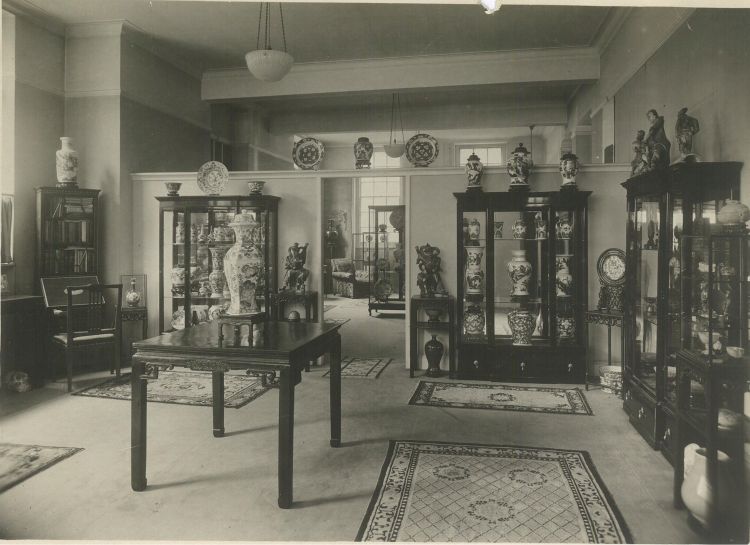 Black and white photo of interior of Bluett & Sons, dealers in Chinese works of art